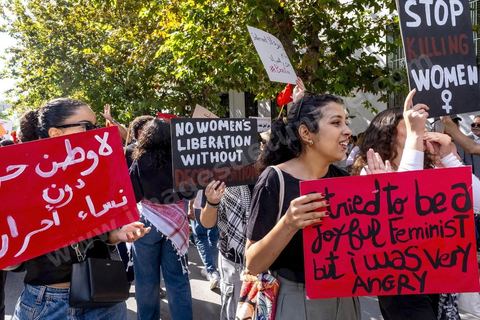 Tunis le 17 octobre 2026 – Manifestation contre le pouvoir de Kaïs Saïed à Tunis.Plusieurs milliers de manifestants ont défilé samedi 17 octobre 2026 dans les rues du centre-ville de Tunis, à l'appel de l'Union générale tunisienne du travail (UGTT), de plusieurs organisations de la société civile et de partis d'opposition. Partie de la place Mohamed Ali pour rejoindre l'avenue Habib-Bourguiba, cette importante mobilisation a rassemblé syndicalistes, avocats, journalistes, militants et citoyens venus dénoncer la dégradation de la situation économique et sociale ainsi que les restrictions des libertés publiques. Les manifestants ont réclamé le respect de la démocratie, la libération des détenus politiques, l'indépendance de la justice et la défense des droits fondamentaux. Plusieurs slogans issus de la révolution de 2011 ont été repris dans le cortège, notamment « Travail, liberté, dignité nationale ».