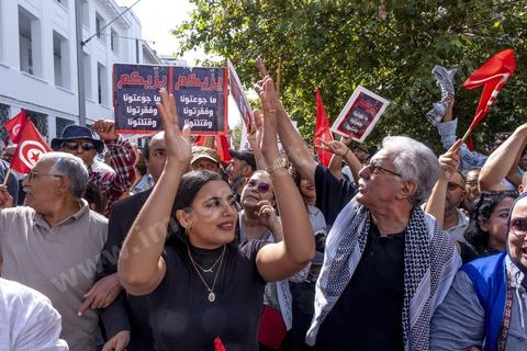 Tunis le 17 octobre 2026 – Manifestation contre le pouvoir de Kaïs Saïed à Tunis.Plusieurs milliers de manifestants ont défilé samedi 17 octobre 2026 dans les rues du centre-ville de Tunis, à l'appel de l'Union générale tunisienne du travail (UGTT), de plusieurs organisations de la société civile et de partis d'opposition. Partie de la place Mohamed Ali pour rejoindre l'avenue Habib-Bourguiba, cette importante mobilisation a rassemblé syndicalistes, avocats, journalistes, militants et citoyens venus dénoncer la dégradation de la situation économique et sociale ainsi que les restrictions des libertés publiques. Les manifestants ont réclamé le respect de la démocratie, la libération des détenus politiques, l'indépendance de la justice et la défense des droits fondamentaux. Plusieurs slogans issus de la révolution de 2011 ont été repris dans le cortège, notamment « Travail, liberté, dignité nationale ».