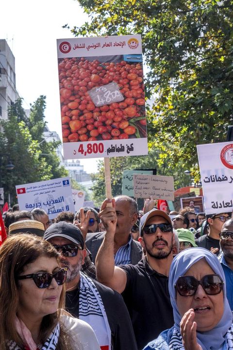 Tunis le 17 octobre 2026 – Manifestation contre le pouvoir de Kaïs Saïed à Tunis.Plusieurs milliers de manifestants ont défilé samedi 17 octobre 2026 dans les rues du centre-ville de Tunis, à l'appel de l'Union générale tunisienne du travail (UGTT), de plusieurs organisations de la société civile et de partis d'opposition. Partie de la place Mohamed Ali pour rejoindre l'avenue Habib-Bourguiba, cette importante mobilisation a rassemblé syndicalistes, avocats, journalistes, militants et citoyens venus dénoncer la dégradation de la situation économique et sociale ainsi que les restrictions des libertés publiques. Les manifestants ont réclamé le respect de la démocratie, la libération des détenus politiques, l'indépendance de la justice et la défense des droits fondamentaux. Plusieurs slogans issus de la révolution de 2011 ont été repris dans le cortège, notamment « Travail, liberté, dignité nationale ».