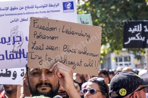 Tunis le 17 octobre 2026 – Manifestation contre le pouvoir de Kaïs Saïed à Tunis.Plusieurs milliers de manifestants ont défilé samedi 17 octobre 2026 dans les rues du centre-ville de Tunis, à l'appel de l'Union générale tunisienne du travail (UGTT), de plusieurs organisations de la société civile et de partis d'opposition. Partie de la place Mohamed Ali pour rejoindre l'avenue Habib-Bourguiba, cette importante mobilisation a rassemblé syndicalistes, avocats, journalistes, militants et citoyens venus dénoncer la dégradation de la situation économique et sociale ainsi que les restrictions des libertés publiques. Les manifestants ont réclamé le respect de la démocratie, la libération des détenus politiques, l'indépendance de la justice et la défense des droits fondamentaux. Plusieurs slogans issus de la révolution de 2011 ont été repris dans le cortège, notamment « Travail, liberté, dignité nationale ».