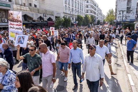 Tunis le 17 octobre 2026 – Manifestation contre le pouvoir de Kaïs Saïed à Tunis.Plusieurs milliers de manifestants ont défilé samedi 17 octobre 2026 dans les rues du centre-ville de Tunis, à l'appel de l'Union générale tunisienne du travail (UGTT), de plusieurs organisations de la société civile et de partis d'opposition. Partie de la place Mohamed Ali pour rejoindre l'avenue Habib-Bourguiba, cette importante mobilisation a rassemblé syndicalistes, avocats, journalistes, militants et citoyens venus dénoncer la dégradation de la situation économique et sociale ainsi que les restrictions des libertés publiques. Les manifestants ont réclamé le respect de la démocratie, la libération des détenus politiques, l'indépendance de la justice et la défense des droits fondamentaux. Plusieurs slogans issus de la révolution de 2011 ont été repris dans le cortège, notamment « Travail, liberté, dignité nationale ».