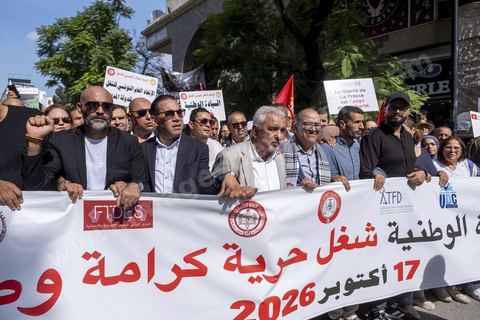 Tunis le 17 octobre 2026 – Manifestation contre le pouvoir de Kaïs Saïed à Tunis.Plusieurs milliers de manifestants ont défilé samedi 17 octobre 2026 dans les rues du centre-ville de Tunis, à l'appel de l'Union générale tunisienne du travail (UGTT), de plusieurs organisations de la société civile et de partis d'opposition. Partie de la place Mohamed Ali pour rejoindre l'avenue Habib-Bourguiba, cette importante mobilisation a rassemblé syndicalistes, avocats, journalistes, militants et citoyens venus dénoncer la dégradation de la situation économique et sociale ainsi que les restrictions des libertés publiques. Les manifestants ont réclamé le respect de la démocratie, la libération des détenus politiques, l'indépendance de la justice et la défense des droits fondamentaux. Plusieurs slogans issus de la révolution de 2011 ont été repris dans le cortège, notamment « Travail, liberté, dignité nationale ».