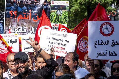 Tunis le 17 octobre 2026 – Manifestation contre le pouvoir de Kaïs Saïed à Tunis.Plusieurs milliers de manifestants ont défilé samedi 17 octobre 2026 dans les rues du centre-ville de Tunis, à l'appel de l'Union générale tunisienne du travail (UGTT), de plusieurs organisations de la société civile et de partis d'opposition. Partie de la place Mohamed Ali pour rejoindre l'avenue Habib-Bourguiba, cette importante mobilisation a rassemblé syndicalistes, avocats, journalistes, militants et citoyens venus dénoncer la dégradation de la situation économique et sociale ainsi que les restrictions des libertés publiques. Les manifestants ont réclamé le respect de la démocratie, la libération des détenus politiques, l'indépendance de la justice et la défense des droits fondamentaux. Plusieurs slogans issus de la révolution de 2011 ont été repris dans le cortège, notamment « Travail, liberté, dignité nationale ».