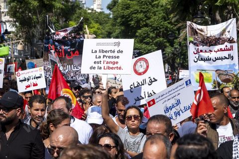 Tunis le 17 octobre 2026 – Manifestation contre le pouvoir de Kaïs Saïed à Tunis.Plusieurs milliers de manifestants ont défilé samedi 17 octobre 2026 dans les rues du centre-ville de Tunis, à l'appel de l'Union générale tunisienne du travail (UGTT), de plusieurs organisations de la société civile et de partis d'opposition. Partie de la place Mohamed Ali pour rejoindre l'avenue Habib-Bourguiba, cette importante mobilisation a rassemblé syndicalistes, avocats, journalistes, militants et citoyens venus dénoncer la dégradation de la situation économique et sociale ainsi que les restrictions des libertés publiques. Les manifestants ont réclamé le respect de la démocratie, la libération des détenus politiques, l'indépendance de la justice et la défense des droits fondamentaux. Plusieurs slogans issus de la révolution de 2011 ont été repris dans le cortège, notamment « Travail, liberté, dignité nationale ».