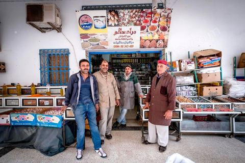 Epicier / Hanout au marché de Midoun de Mabrouk qui travaille avec ses deux fils et un apprenti
