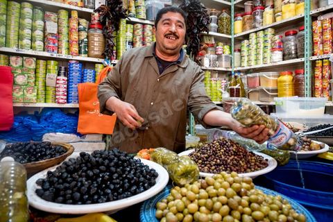Boutique / Hanout "Epices et Salaisons" de Hathem Dilen au marché de Midoun. 