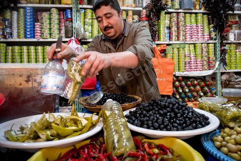 Boutique / Hanout "Epices et Salaisons" de Hathem Dilen au marché de Midoun. 
