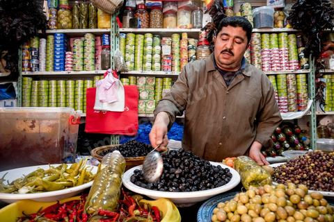 Boutique / Hanout "Epices et Salaisons" de Hathem Dilen au marché de Midoun. 