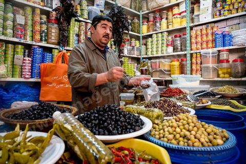 Boutique / Hanout "Epices et Salaisons" de Hathem Dilen au marché de Midoun. 