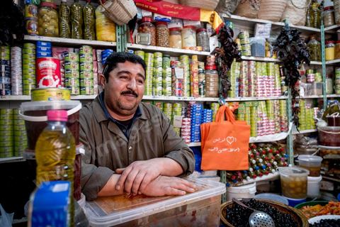 Boutique / Hanout "Epices et Salaisons" de Hathem Dilen au marché de Midoun. 