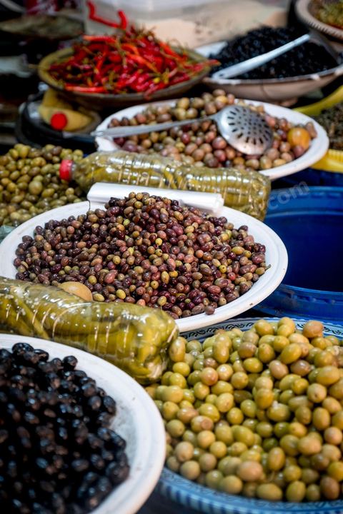 Boutique / Hanout "Epices et Salaisons" de Hathem Dilen au marché de Midoun. 