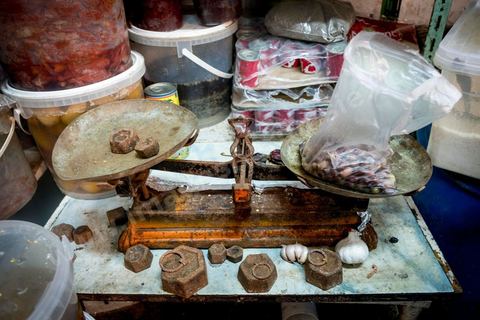 Boutique / Hanout "Epices et Salaisons" de Hathem Dilen au marché de Midoun. 