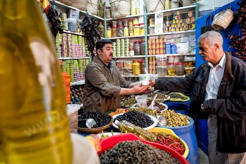 Boutique / Hanout "Epices et Salaisons" de Hathem Dilen au marché de Midoun. 