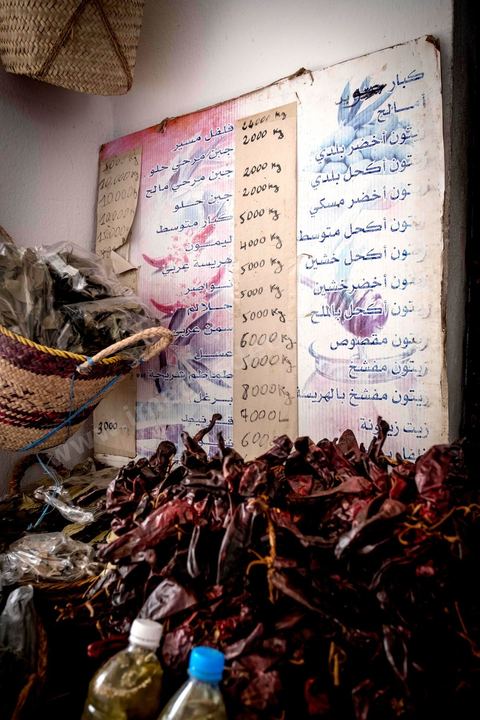 Boutique / Hanout "Epices et Salaisons" de Hathem Dilen au marché de Midoun. 