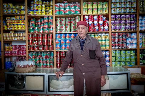 Epicier / Hanout au marché de Midoun de Mabrouk qui travaille avec ses deux fils et un apprenti
