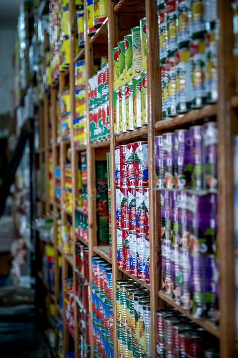 Epicier / Hanout au marché de Midoun de Mabrouk qui travaille avec ses deux fils et un apprenti