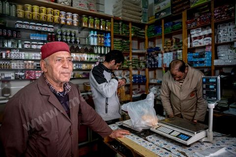 Epicier / Hanout au marché de Midoun de Mabrouk qui travaille avec ses deux fils et un apprenti