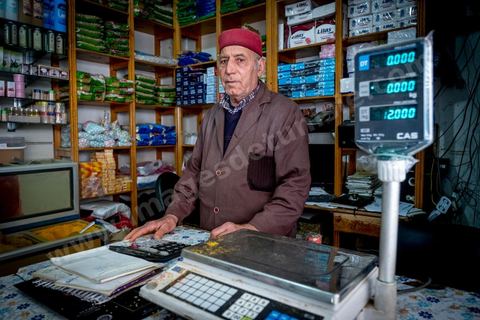Epicier / Hanout au marché de Midoun de Mabrouk qui travaille avec ses deux fils et un apprenti