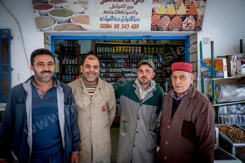 Epicier / Hanout au marché de Midoun de Mabrouk qui travaille avec ses deux fils et un apprenti