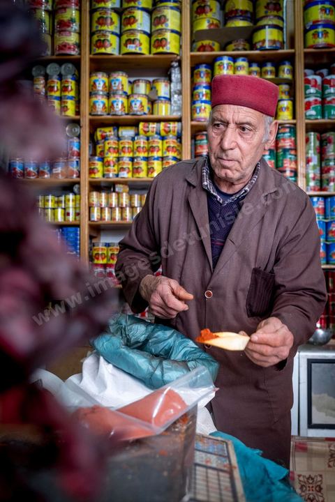 Epicier / Hanout au marché de Midoun de Mabrouk qui travaille avec ses deux fils et un apprenti