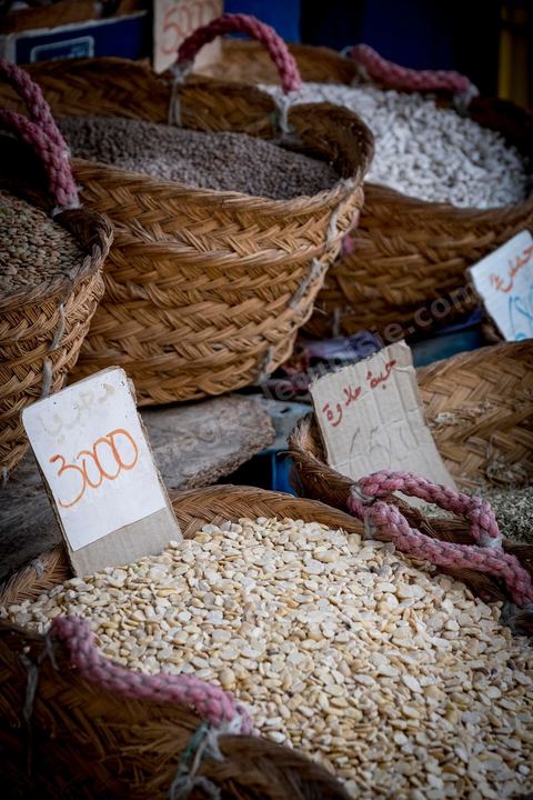 Epicier / Hanout au marché de Midoun de Mabrouk qui travaille avec ses deux fils et un apprenti