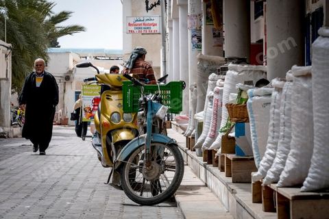 Epicier / Hanout au marché de Midoun de Mabrouk qui travaille avec ses deux fils et un apprenti