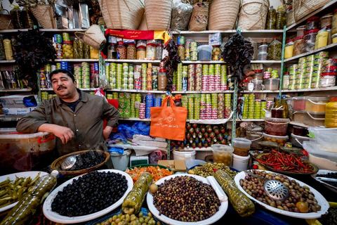 Boutique / Hanout "Epices et Salaisons" de Hathem Dilen au marché de Midoun. 