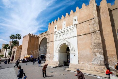 Remparts et porte de la medina de Sfax, la seconde ville du pays et capitale du sud. Grande ville portuaire et industrielle, mais aussi culturelle avec ses remparts, sa medina, ses nombreux monuments historiques et ses musées. 
