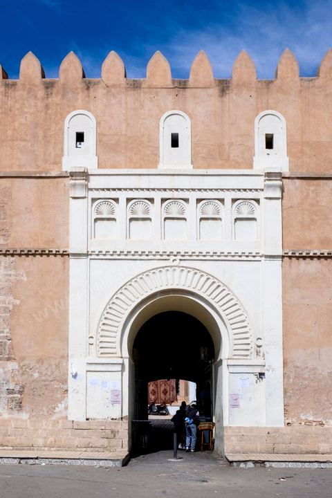 Remparts et porte de la medina de Sfax, la seconde ville du pays et capitale du sud. Grande ville portuaire et industrielle, mais aussi culturelle avec ses remparts, sa medina, ses nombreux monuments historiques et ses musées. 