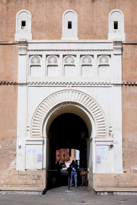 Remparts et porte de la medina de Sfax, la seconde ville du pays et capitale du sud. Grande ville portuaire et industrielle, mais aussi culturelle avec ses remparts, sa medina, ses nombreux monuments historiques et ses musées. 