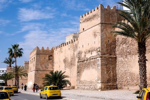 Remparts et porte de la medina de Sfax, la seconde ville du pays et capitale du sud. Grande ville portuaire et industrielle, mais aussi culturelle avec ses remparts, sa medina, ses nombreux monuments historiques et ses musées. 