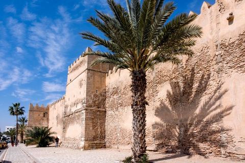 Remparts et porte de la medina de Sfax, la seconde ville du pays et capitale du sud. Grande ville portuaire et industrielle, mais aussi culturelle avec ses remparts, sa medina, ses nombreux monuments historiques et ses musées. 
