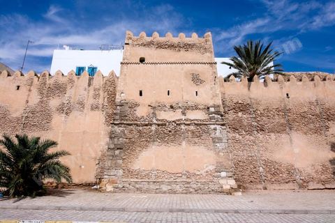 Remparts et porte de la medina de Sfax, la seconde ville du pays et capitale du sud. Grande ville portuaire et industrielle, mais aussi culturelle avec ses remparts, sa medina, ses nombreux monuments historiques et ses musées. 