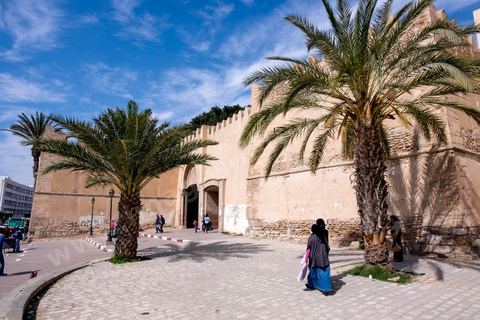 Remparts et porte de la medina de Sfax, la seconde ville du pays et capitale du sud. Grande ville portuaire et industrielle, mais aussi culturelle avec ses remparts, sa medina, ses nombreux monuments historiques et ses musées. 