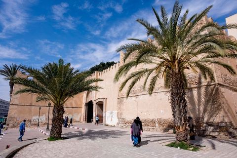 Remparts et porte de la medina de Sfax, la seconde ville du pays et capitale du sud. Grande ville portuaire et industrielle, mais aussi culturelle avec ses remparts, sa medina, ses nombreux monuments historiques et ses musées. 