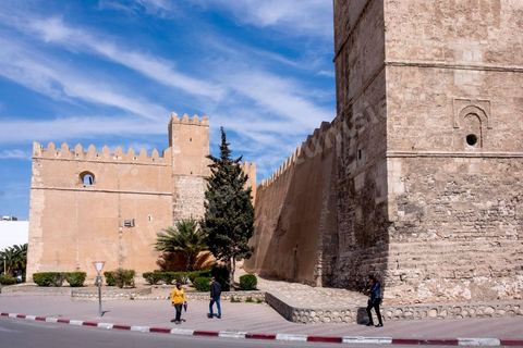 Remparts et Kasbah de Sfax, la seconde ville du pays et capitale du sud. Grande ville portuaire et industrielle, mais aussi culturelle avec ses remparts, sa medina, ses nombreux monuments historiques et ses musées. 