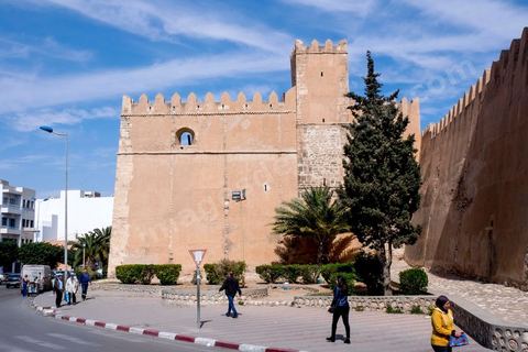 Remparts et Kasbah de Sfax, la seconde ville du pays et capitale du sud. Grande ville portuaire et industrielle, mais aussi culturelle avec ses remparts, sa medina, ses nombreux monuments historiques et ses musées. 