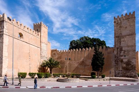Remparts et Kasbah de Sfax, la seconde ville du pays et capitale du sud. Grande ville portuaire et industrielle, mais aussi culturelle avec ses remparts, sa medina, ses nombreux monuments historiques et ses musées. 