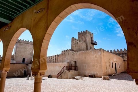 La Kasbah de Sfax, la seconde ville du pays et capitale du sud. Grande ville portuaire et industrielle, mais aussi culturelle avec ses remparts, sa medina, ses nombreux monuments historiques et ses musées. 