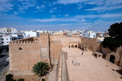 La Kasbah de Sfax, la seconde ville du pays et capitale du sud. Grande ville portuaire et industrielle, mais aussi culturelle avec ses remparts, sa medina, ses nombreux monuments historiques et ses musées. 