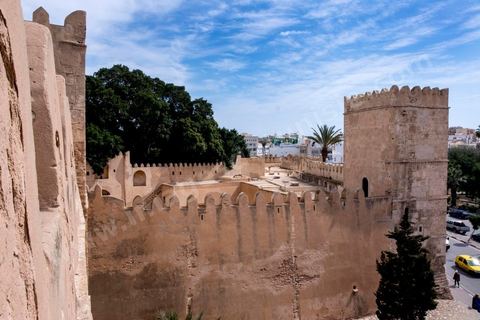 La Kasbah de Sfax, la seconde ville du pays et capitale du sud. Grande ville portuaire et industrielle, mais aussi culturelle avec ses remparts, sa medina, ses nombreux monuments historiques et ses musées. 