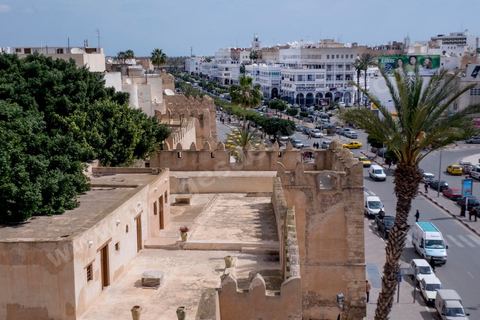 La Kasbah et la ville européenne de Sfax, la seconde ville du pays et capitale du sud. Grande ville portuaire et industrielle, mais aussi culturelle avec ses remparts, sa medina, ses nombreux monuments historiques et ses musées. 
