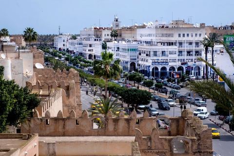 La Kasbah et la ville européenne de Sfax, la seconde ville du pays et capitale du sud. Grande ville portuaire et industrielle, mais aussi culturelle avec ses remparts, sa medina, ses nombreux monuments historiques et ses musées. 