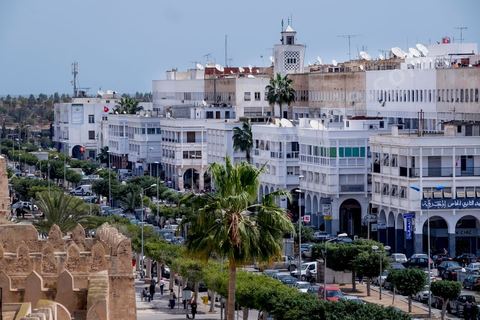 La Kasbah et la ville européenne de Sfax, la seconde ville du pays et capitale du sud. Grande ville portuaire et industrielle, mais aussi culturelle avec ses remparts, sa medina, ses nombreux monuments historiques et ses musées. 