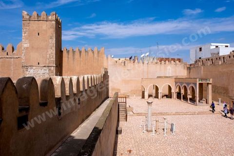 La Kasbah de Sfax, la seconde ville du pays et capitale du sud. Grande ville portuaire et industrielle, mais aussi culturelle avec ses remparts, sa medina, ses nombreux monuments historiques et ses musées. 