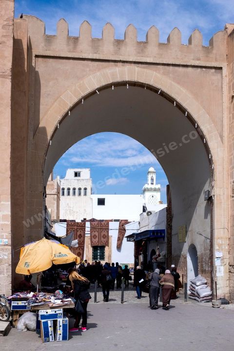 Remparts et porte de la medina de Sfax, la seconde ville du pays et capitale du sud. Grande ville portuaire et industrielle, mais aussi culturelle avec ses remparts, sa medina, ses nombreux monuments historiques et ses musées. 