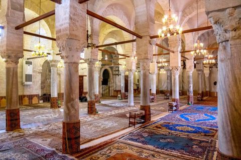 Salle des prières de la Grande Mosquée de Sfax, la seconde ville du pays et capitale du sud. Grande ville portuaire et industrielle, mais aussi culturelle avec ses remparts, sa medina, ses nombreux monuments historiques et ses musées. Sfax, la seconde ville du pays et capitale du sud. Grande ville portuaire et industrielle, mais aussi culturelle avec ses remparts, sa medina, ses nombreux monuments historiques et ses musées. 