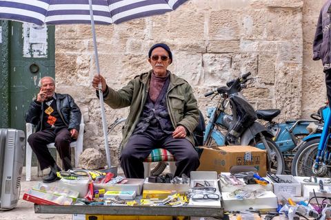Vendeur dans la medina de Sfax, la seconde ville du pays et capitale du sud. Grande ville portuaire et industrielle, mais aussi culturelle avec ses remparts, sa medina, ses nombreux monuments historiques et ses musées. 