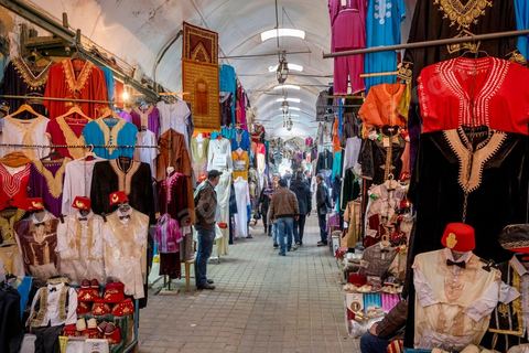 Souk de la medina de Sfax, la seconde ville du pays et capitale du sud. Grande ville portuaire et industrielle, mais aussi culturelle avec ses remparts, sa medina, ses nombreux monuments historiques et ses musées. 