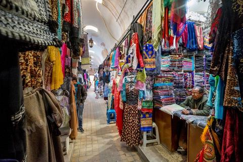 Souk de la medina de Sfax, la seconde ville du pays et capitale du sud. Grande ville portuaire et industrielle, mais aussi culturelle avec ses remparts, sa medina, ses nombreux monuments historiques et ses musées. 